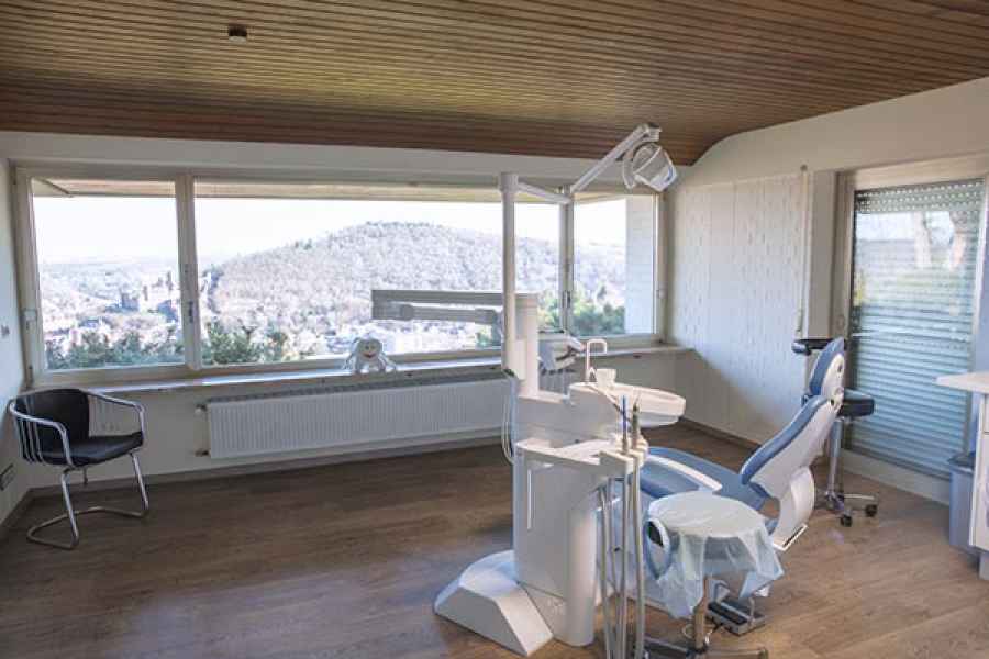 Behandlungsraum 2 der Zahnarztpraxis Sabine Beile mit Blick auf Wertheim